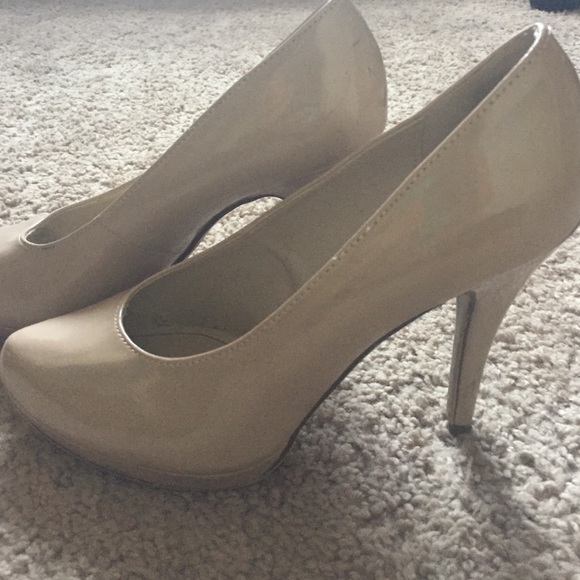 Great pair of nude heels. - Picture 2 of 3