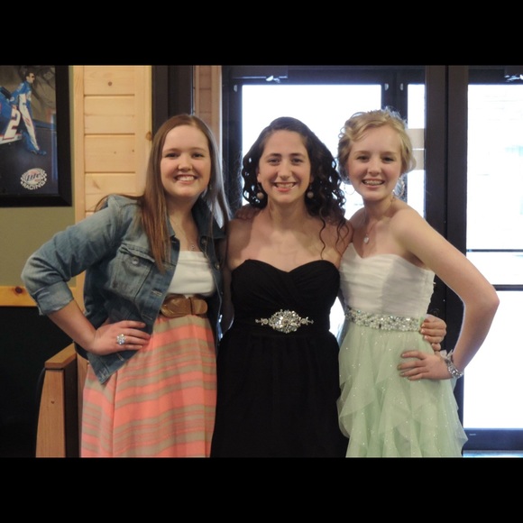 Black formal dress - Picture 3 of 4