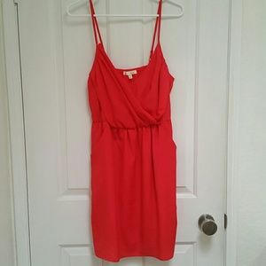 Strappy v-neck dress, with pockets