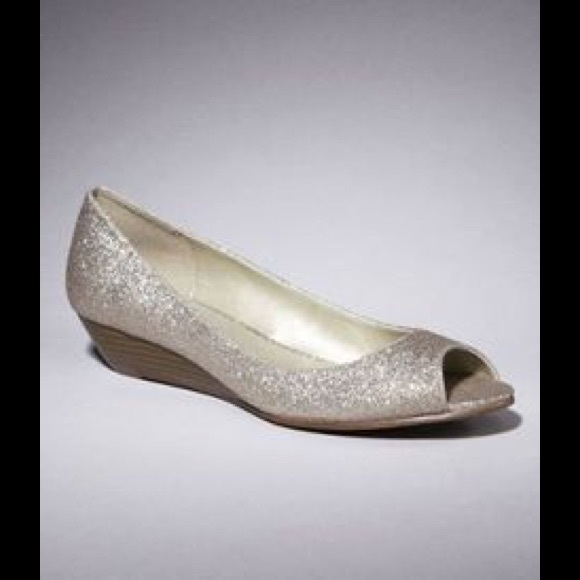Gold glitter peep toe.