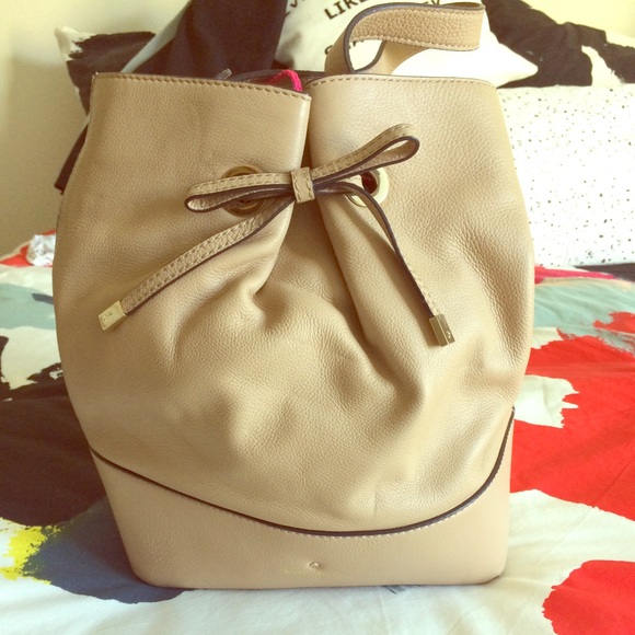 kate spade Handbags - 🎀 NWOT kate spade Bow Tan Leather Bucket Bag 🎀