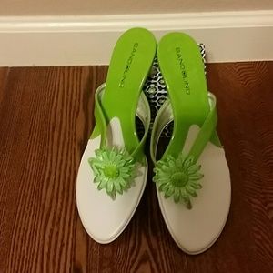 BANDOLINO Neon Green Sandals