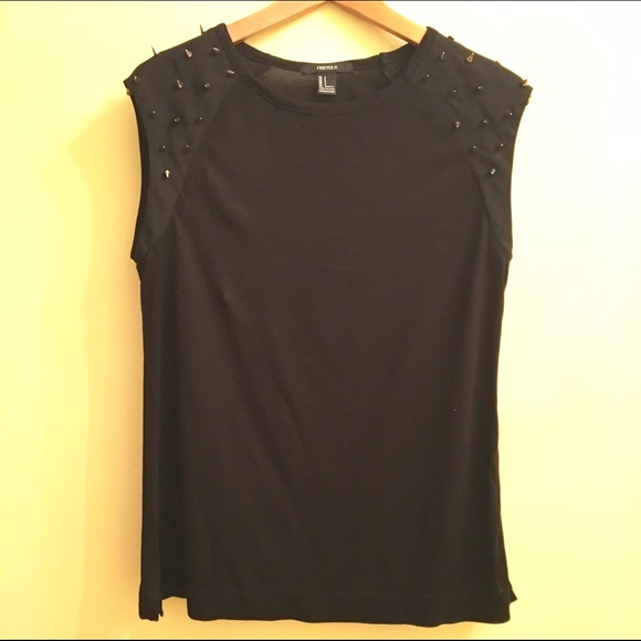 Spike studs black top