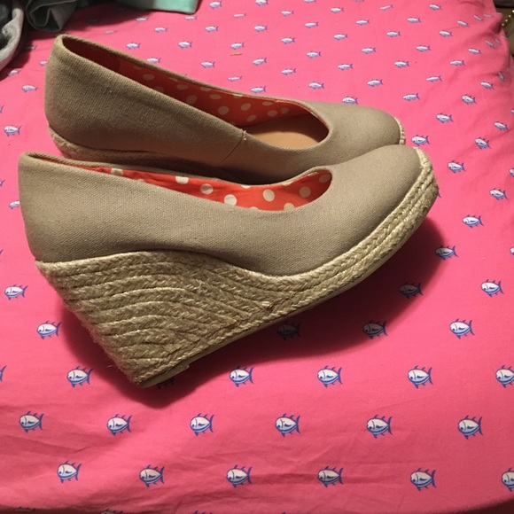 Wedged shoes