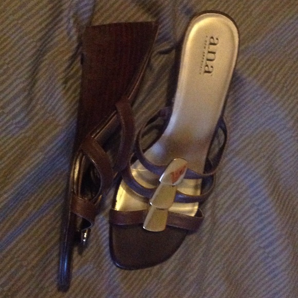 Brown sandals with gold accents - Picture 2 of 2