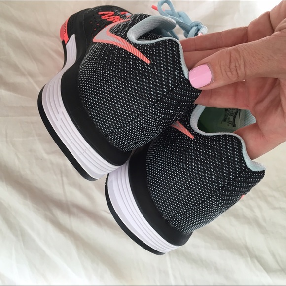 NWOB NIKE ZOOM VOMERO SZ 7 women - Picture 4 of 4