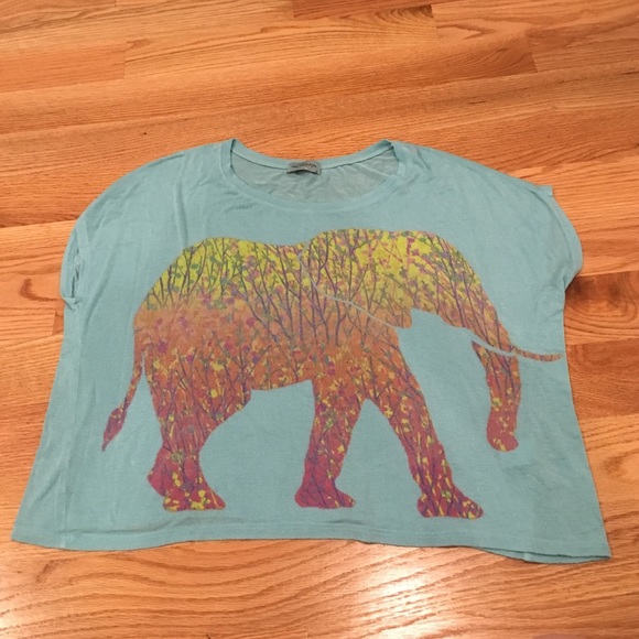 Light blue w/ elephant cropped t-shirt - Picture 1 of 2