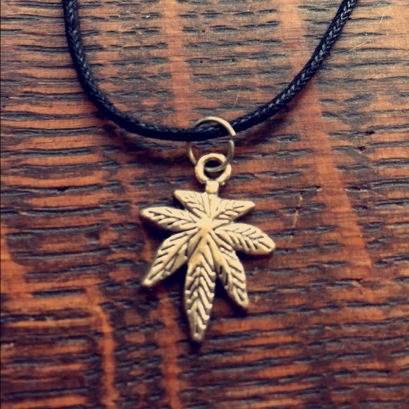 Pot leaf choker