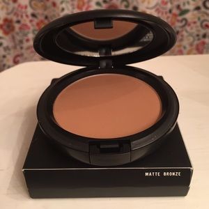 M.A.C - Bronzing Powder in "Matte Bronze"