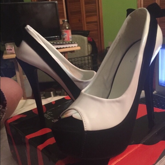 Show Story Heels - Picture 1 of 2