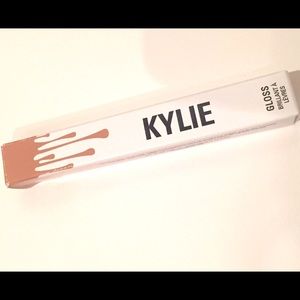 Kylie lipgloss in "so cute"