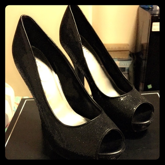 All black sequence peep toe pump hills