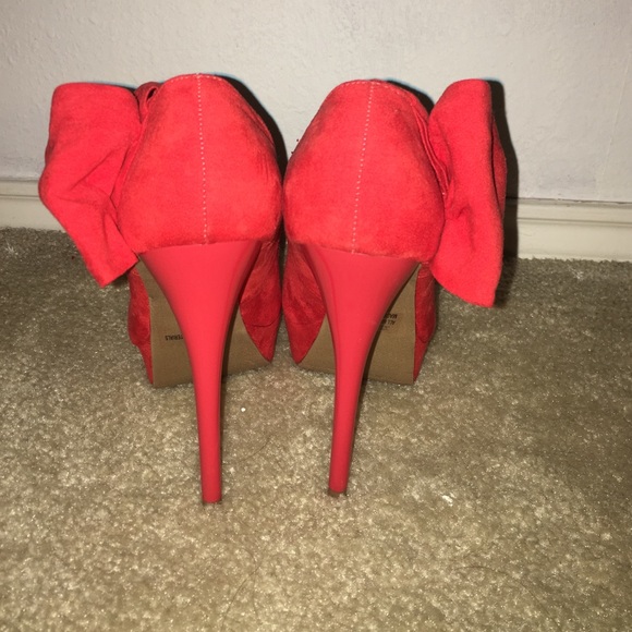 Red high heels - Picture 2 of 4