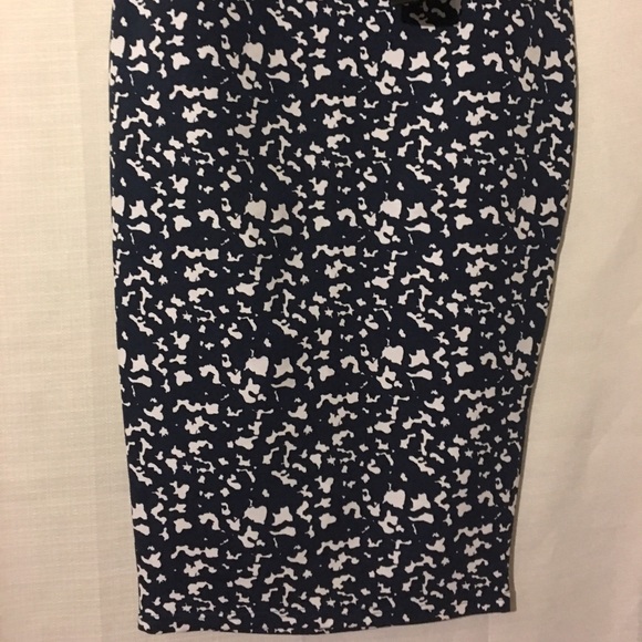 The fifth blue and white pencil skirt - Picture 2 of 4