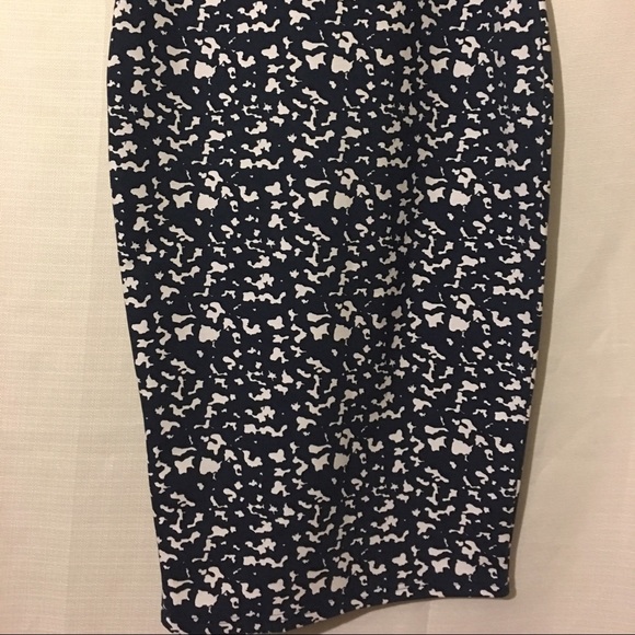 The fifth blue and white pencil skirt - Picture 3 of 4