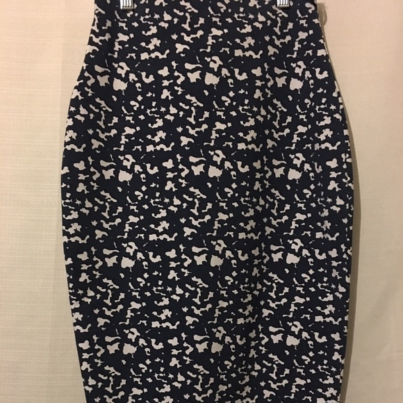 The fifth blue and white pencil skirt - Picture 4 of 4