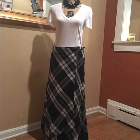 A-line plaid skirt.