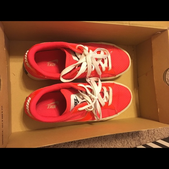 KIDS NIKES