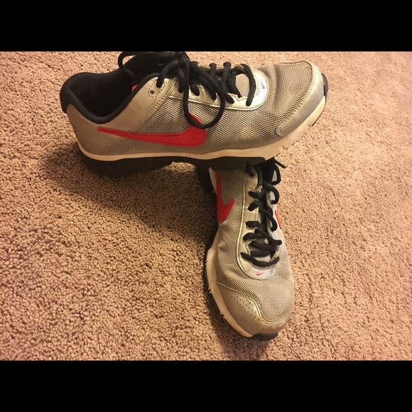 Nikes tennis shoes