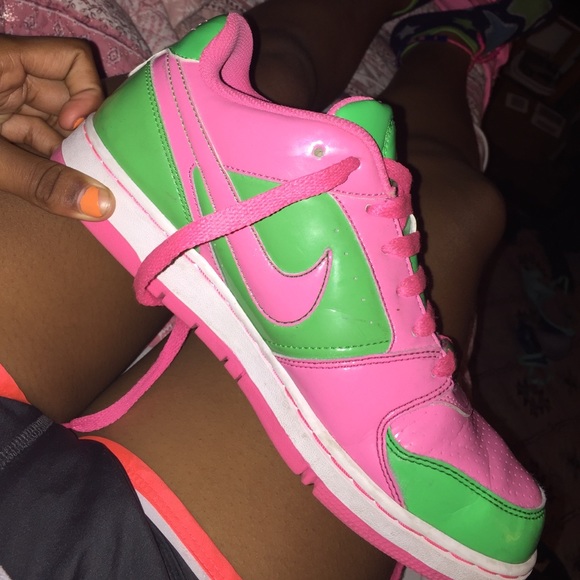 •Sold on Ⓜ️•Aka color nike sneakers
