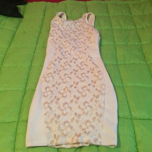 White and gold dress. Alt.B