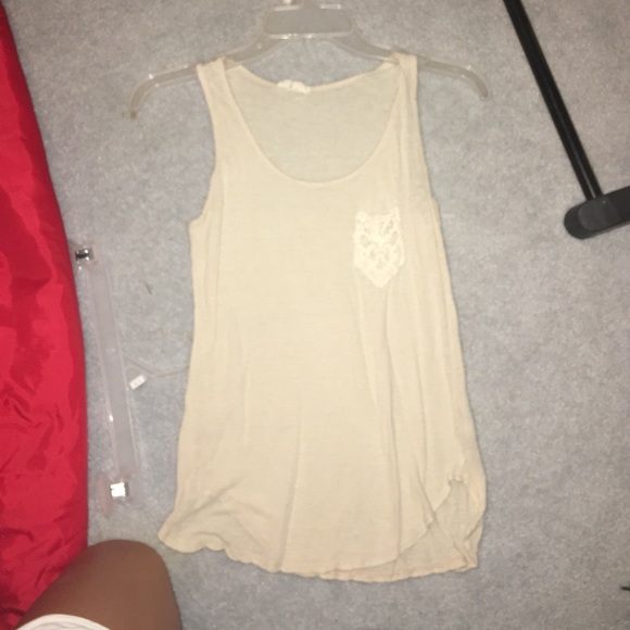 Flowy cream tank top with lace pocket - Picture 1 of 2