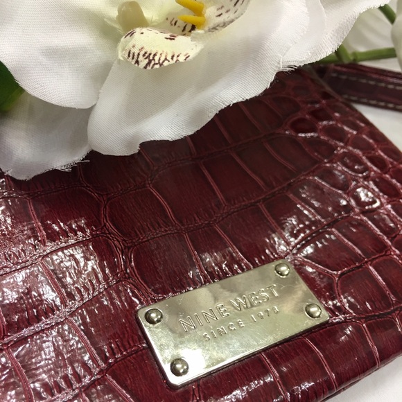 🎉🎉SALE🎉🎉Nine West Deep Red Wristlet
