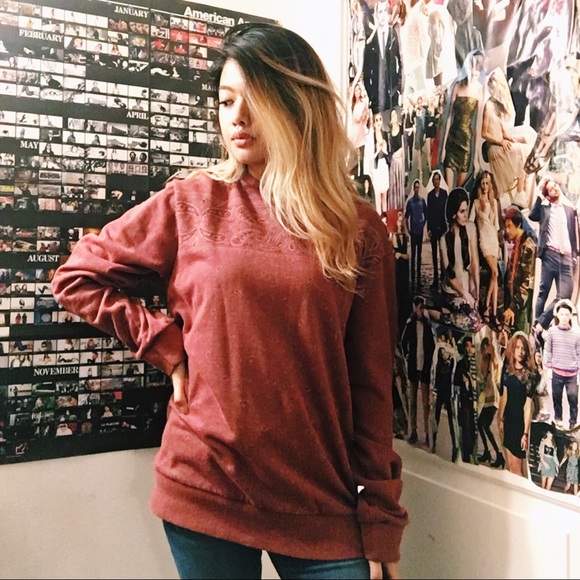 MAROON RED PAISLEY CREWNECK