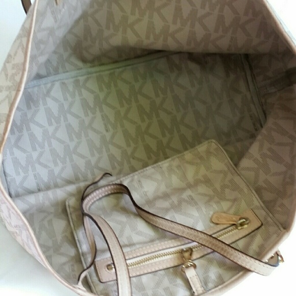 SOLD - MICHAEL KORS Jet Set Vanilla MK Tote Bag - Picture 2 of 4