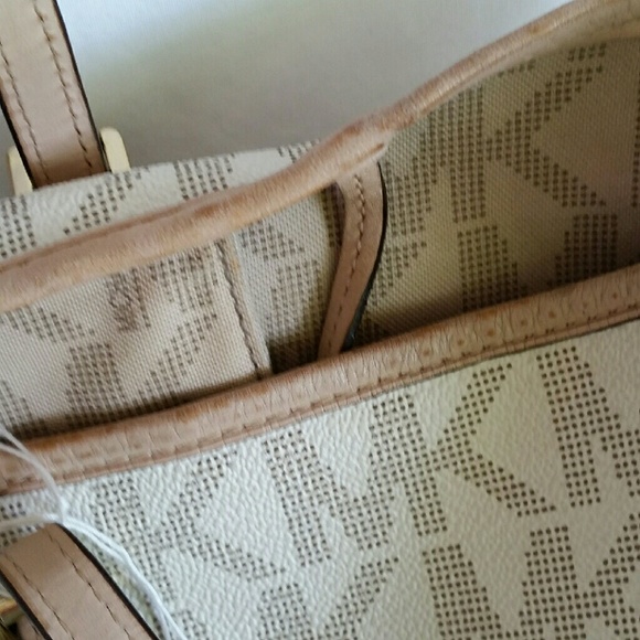SOLD - MICHAEL KORS Jet Set Vanilla MK Tote Bag - Picture 3 of 4