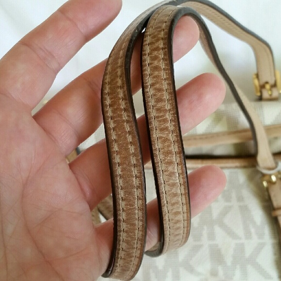 SOLD - MICHAEL KORS Jet Set Vanilla MK Tote Bag - Picture 4 of 4