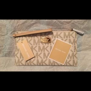 (SOLD) Michael Kors Wristlet