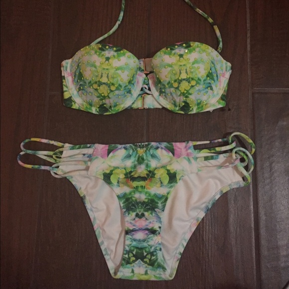 VICTORIA SECRET SWIM SUIT SIZE 32A XSMALL