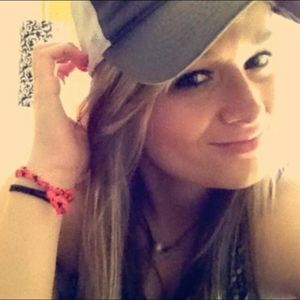 Meet your Posher, Hallie