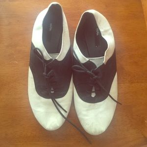 Urban Outfitters Saddle Shoes Size 8