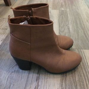 Like new size 7 old navy heel booties