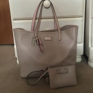 Beautiful tan coach tote plus matching wristlet