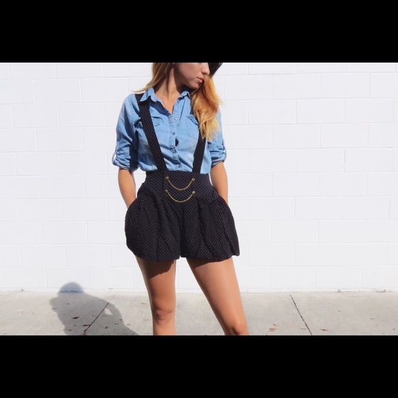 Short with suspenders. Classic outfit