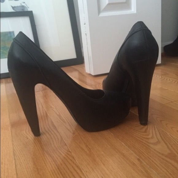 Elizabeth & James black platform pumps