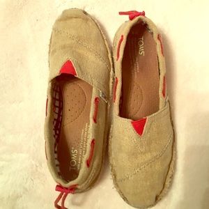 Toms shoes they are tan/burlap!!