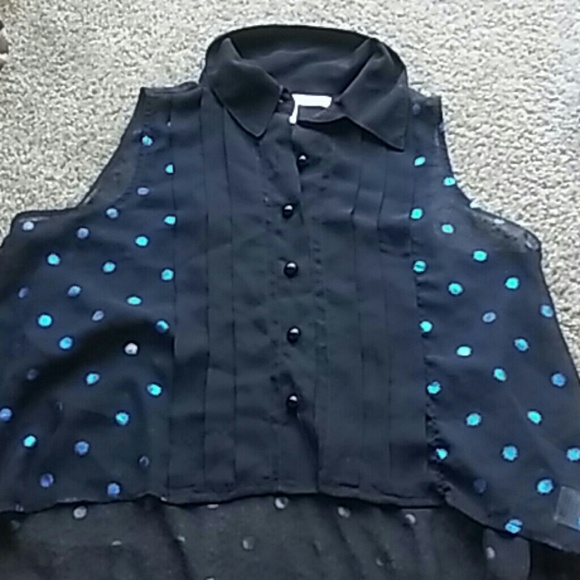Super cute high to low sheer shirt