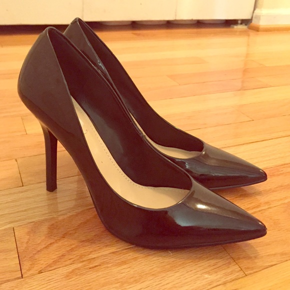 Size 6.5 Patent black Guess pumps