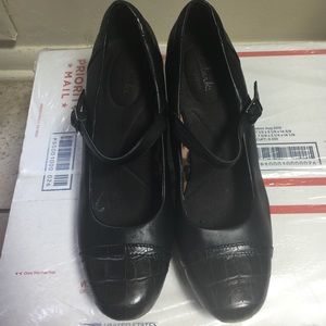 Black 3inch Clarks Bendables heels