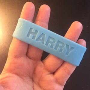 Harry Styles blue bracelet