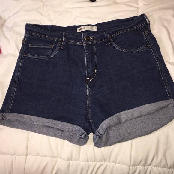 Dark blue Levi's Jean