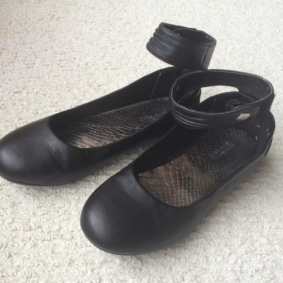 Kenneth Cole Reaction Black Flats (Girls) - Picture 1 of 4