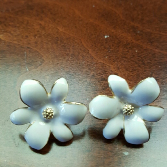 Charlotte Russe Daisy earrings