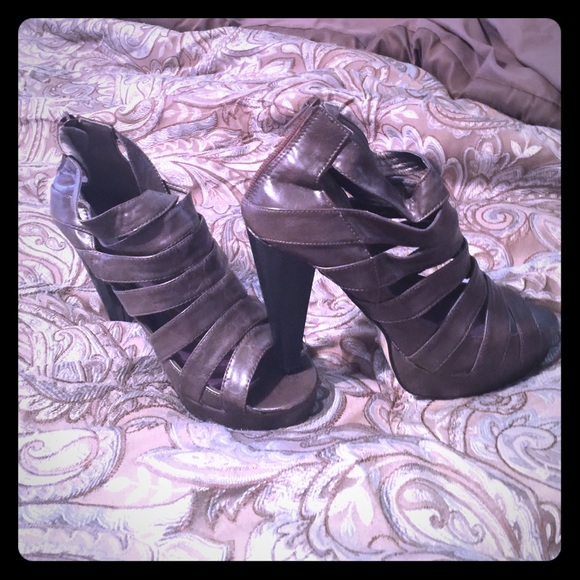 Brown platform pumps