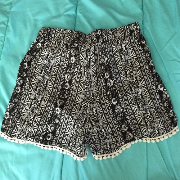 Patterned fringe detail shorts - Picture 4 of 4