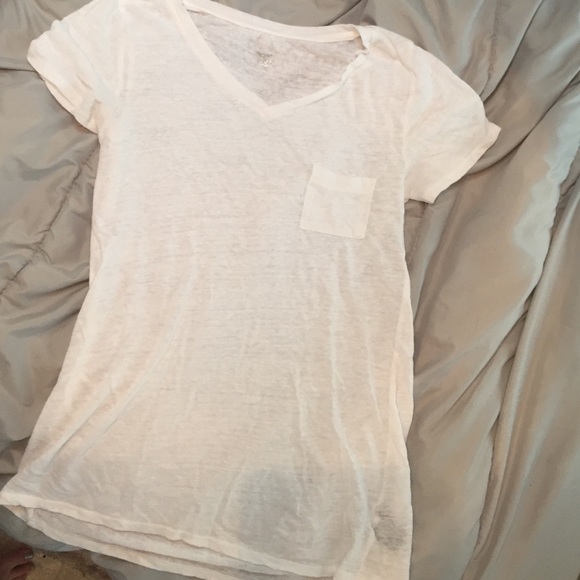 Oversize White V-neck w/ pocket